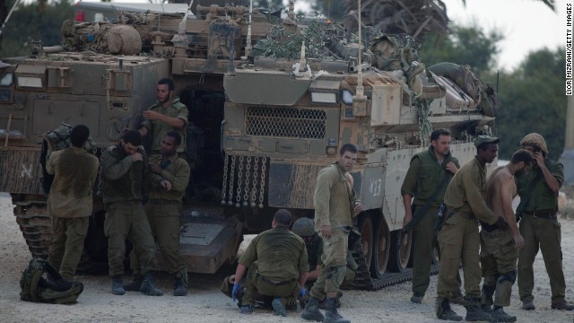 境界線付近で治療を受けるイスラエル兵。ハマスがイスラエル兵を拘束したと発表した