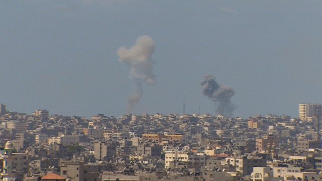 ガザの空爆の様子。ハマスがイスラエル兵の拘束を発表した