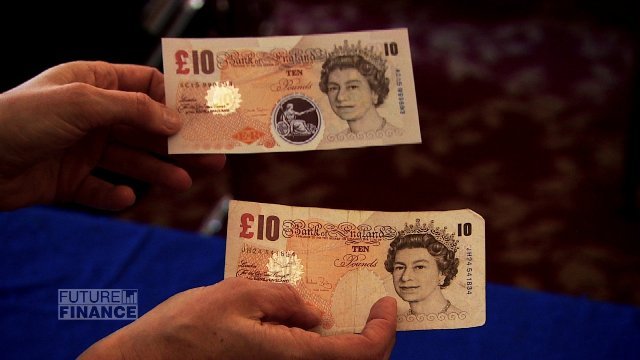英国でポリマー紙幣（上）の導入準備が進んでいる