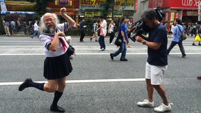 小林さんが秋葉原駅から早稲田塾へと歩く様子をカメラで撮影