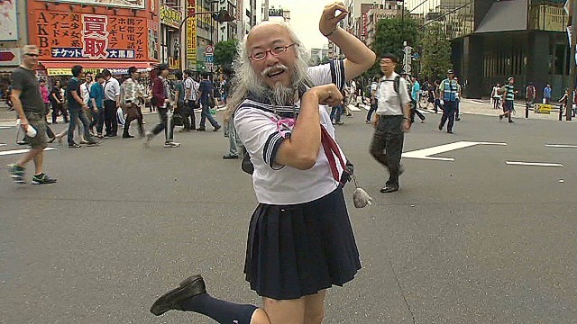 セーラー服おじさんにＣＮＮがインタビュー - CNN.co.jp