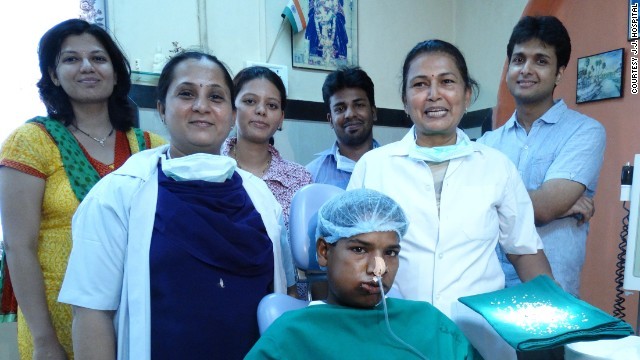 １７歳の少年が２００本以上の「歯」を抜く手術を受けた＝ＪＪ病院提供