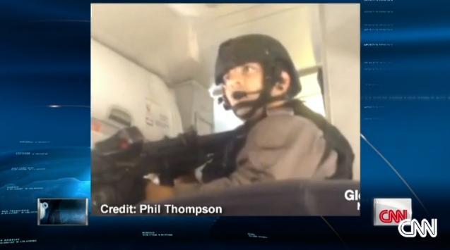 特殊部隊突入の瞬間を乗客が撮影していた＝Phil Thompson氏提供