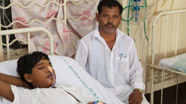 少年とその父親。多額の費用を要する手術は政府の支援を得て実施された＝同病院提供