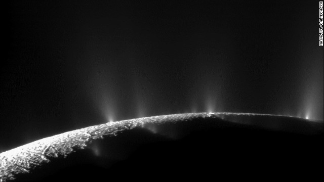 土星の衛星「エンケラドス」に１０１の間欠泉が確認されたという＝NASA/JPL-CALTECH/SSI提供

