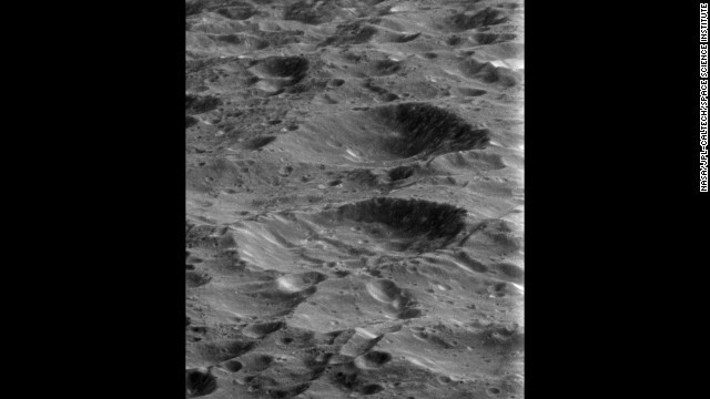 無数のクレーターが広がるレアの地表。直径は約1500キロで土星では2番目に大きい=NASA/JPL/SPACE SCIENCE INSTITUTE提供