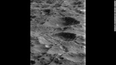 無数のクレーターが広がるレアの地表。直径は約１５００キロで土星では２番目に大きい＝NASA/JPL/SPACE SCIENCE INSTITUTE提供
