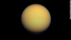 土星最大の衛星タイタンは直径約５１００キロ。大気があるためぼやけて見える＝NASA/JPL/SPACE SCIENCE INSTITUTE提供