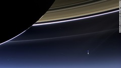 写真右下の小さな光点は約１２億キロ離れたところにある地球＝NASA/JPL-CALTECH/SPACE SCIENCE INSTITUTE提供