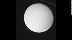 衛星「ディオネ」は土星から約３８万キロ離れた軌道を周回。地球と月の距離とほぼ同じ＝NASA/JPL/SPACE SCIENCE INSTITUTE提供