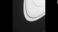 最も外側の輪のふちに見える明るいこぶのような部分は氷のかたまり。土星の衛星形成の手がかりがあるかも？＝NASA/JPL提供