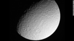 土星の衛星「レア」。地表から約２８万キロの地点で撮影＝NASA/JPL/SPACE SCIENCE INSTITUTE提供