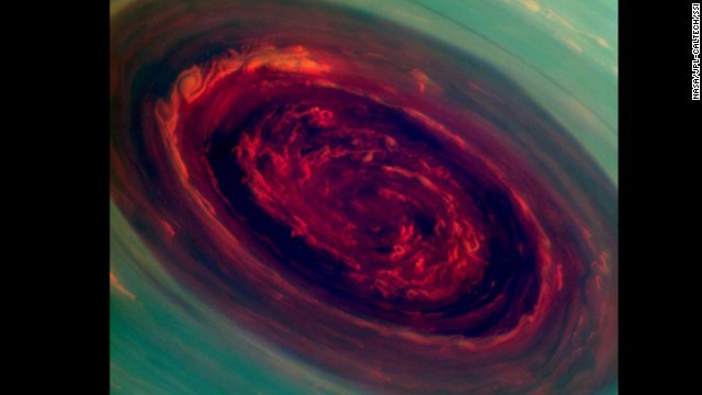 土星の北極の嵐を撮影し色を加工した画像。直径は2000キロを超え、雲は秒速約150メートルで動く=NASA/JPL-CALTECH/SSI提供