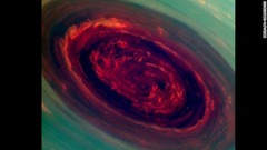 土星の北極の嵐を撮影し色を加工した画像。直径は２０００キロを超え、雲は秒速約１５０メートルで動く＝NASA/JPL-CALTECH/SSI提供