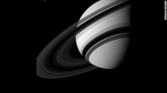 写真左上に小さく光るのは衛星「テティス」＝NASA/JPL-CALTECH提供