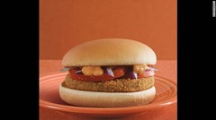インドでは菜食主義者向けのポテトと豆のパティでできたバーガーを提供＝マクドナルド提供