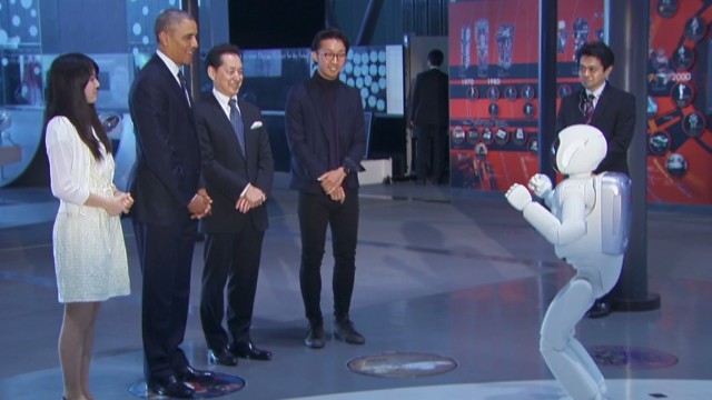 訪日時に二足歩行ロボットと対面したオバマ米大統領（左から２人目）。日本での支持率は低下したという