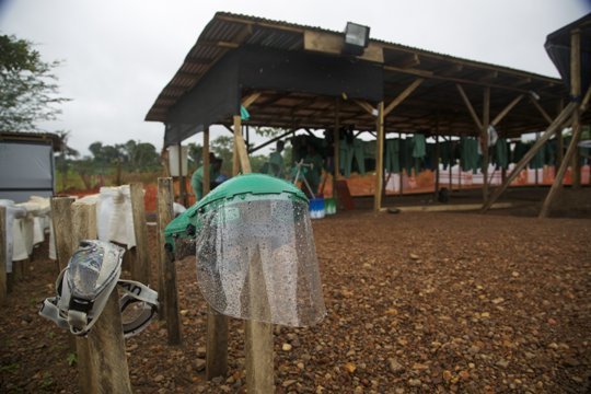 西アフリカでエボラ出血熱が流行している。ギニアはシエラレオネとの国境を封鎖した