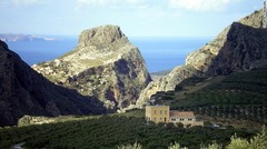 ビオレア（Ｂｉｏｌｅａ）　この有機農場では、昔ながらの石臼を使用し、ギリシャで生産されている数少ないシングルエステートのオリーブオイルの１つを生産している。また、珍しいクレタ島の伝統的なオリーブオイル作りが見学できる無料のツアーも行っている