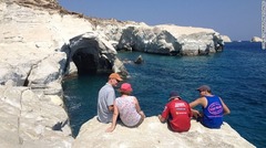 ミロス島には、古代の温泉、水中洞窟、昔の海賊の隠れ家、３世紀に作られた地下墓地など、多くの観光資源がある