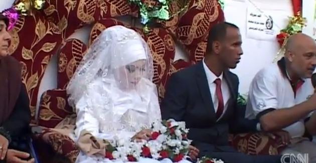 ガザで国連の避難所に身を寄せているカップルが結婚式を挙げた