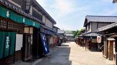 江戸時代のセットでは港町や広場、日本橋を再現。明治時代の交番、白壁通り、宿屋、茶屋、町屋などもある