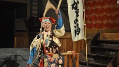 映画村で無料で上演される芝居の中で、江戸時代の大道芸人を演じる女性