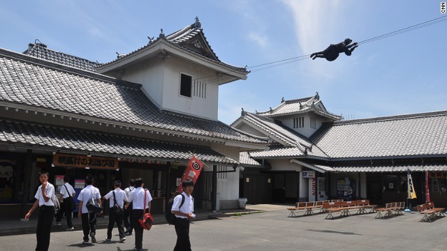 建物の間に張られたワイヤーを伝って自動で進む忍者の人形