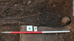 発掘された骨をリチャード３世の親族の直系子孫のＤＮＡと照合した結果一致した＝同大学提供