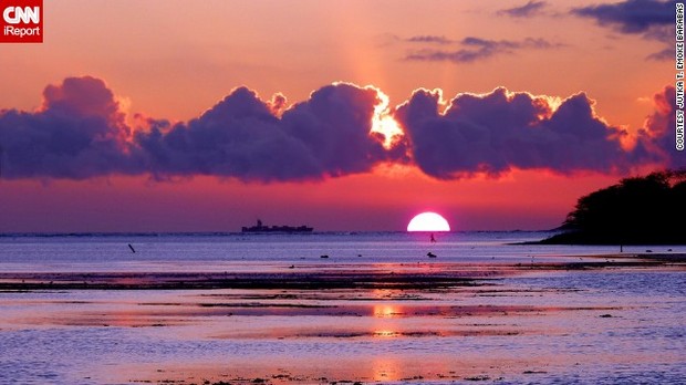 ホノルル（オアフ島）から見た、海に沈む夕日