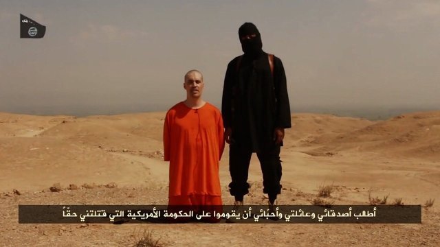 イスラム過激派組織「イスラム国」が公開した映像。実行犯の特定が進められている＝「イスラム国」から