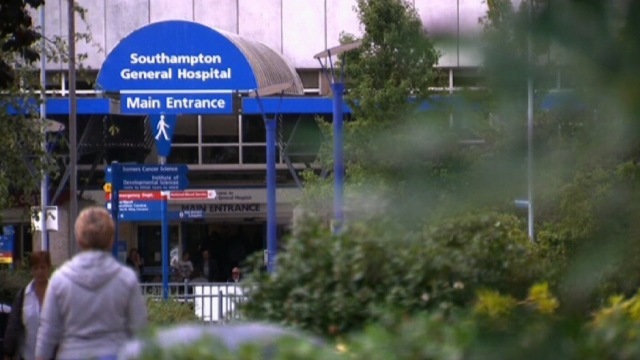 英国人夫婦から重病の息子を病院から連れ出した＝ATLAS TV提供