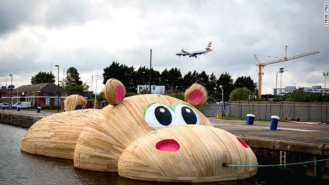 テムズ川に巨大なカバ「ヒポポテムズ」が出現