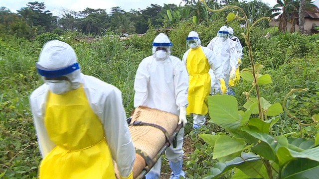 遺体を移送する作業員。ＣＤＣ所長は「制御できない悪循環に陥っている」との見方を示した