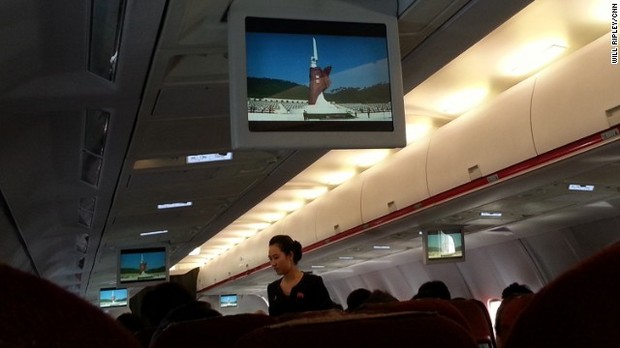 北朝鮮に向かう便では平壌の記念碑やアトラクションの紹介ビデオが流された