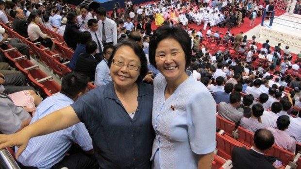 プロレス大会を観戦した北朝鮮の女性（右）と韓国のブロガーの女性