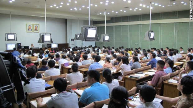 人民大学習堂で英語を学ぶ北朝鮮の人びと