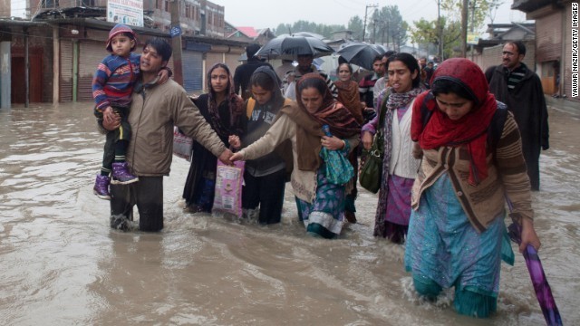 インド北部のジャム・カシミール州などアジア各地で豪雨被害が出ている