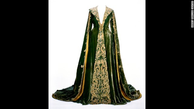 グリーンのベルベットのドレス。オリジナルのドレスの1着だ