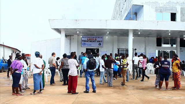 リベリア首都モンロビアの治療センター。西アフリカでの感染者数が１１月に２万人を超えるとの試算も