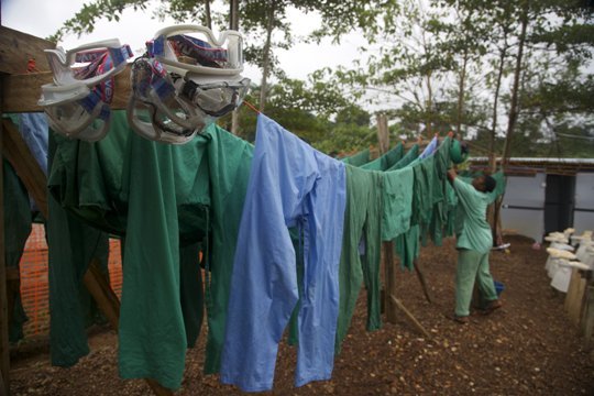 屋外に干された医療用具。適切な対処がなければ感染者が１４０万人規模に拡大するとの試算も