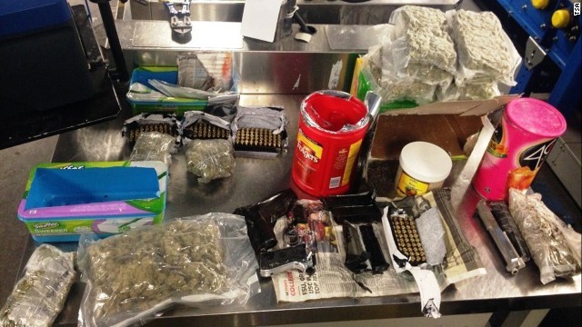 大麻や銃などを密輸しようとした女を空港で逮捕＝ＴＳＡ提供