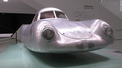 ポルシェ車の「ルーツ」とも言える小型で流線型のプロトタイプは、ポルシェの創設者であるフェルディナント・ポルシェが長距離レース用クーペとして設計した