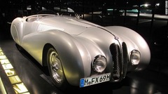 「伝説的ロードスター」の愛称で知られるＢＭＷ３２８。１９３０年代にいくつかのモデルが生産されたが、ミュンヘンのＢＭＷワールドに展示されているのはこのモデル