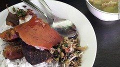 レストランでバビ・グリンを注文すると、１枚の皿に薄切りの肉、数本のサテ（串焼き料理）、カラメル味の豚の皮などが盛り付けられて出てくる