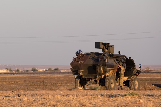 シリアとの国境付近に展開するトルコ軍