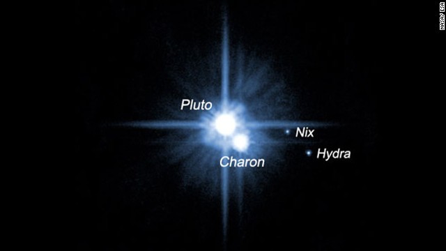 冥王星とその衛星カロンなど＝NASA/ESA提供