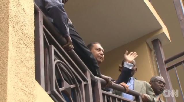 ジャンクロード・デュバリエ元大統領（中央）