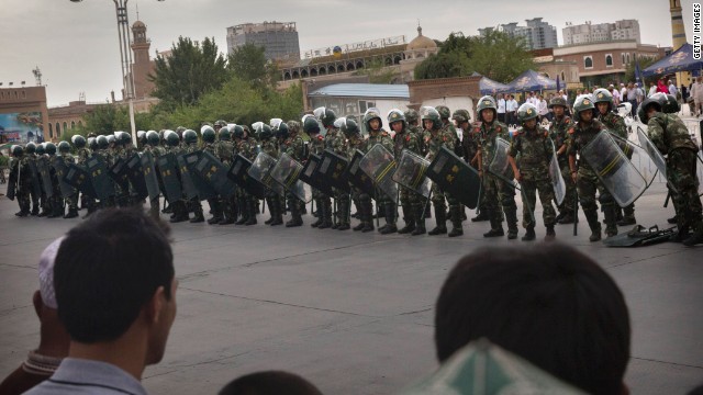 新疆ウイグル自治区では多くの地域で治安態勢の強化が行われている。７月の襲撃事件で１２人に死刑判決が出された