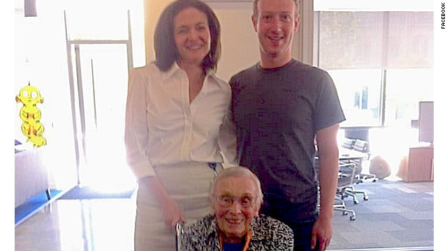 ２０１２年に当時１０１歳だったフローレンス・デトラーさん（中央）は同社本社を訪れ、ザッカーバーグＣＥＯ（右）に会った＝フェイスブックから